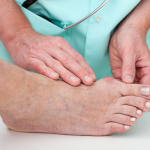5 Cara Menjaga Kaki Tetap Sehat di Usia Lanjut