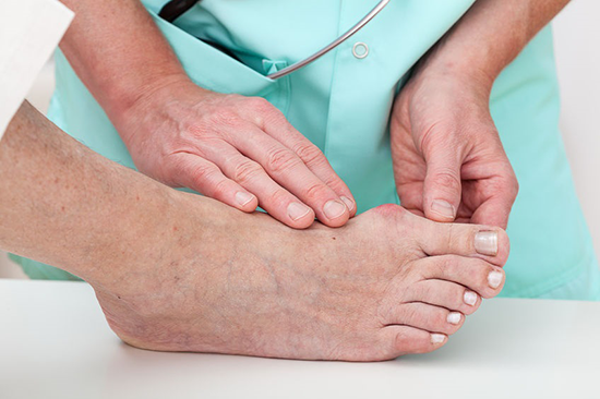 5 Cara Menjaga Kaki Tetap Sehat di Usia Lanjut