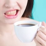 10 Cara Mencegah Gigi Kuning Meski Sering Minum Kopi atau Teh