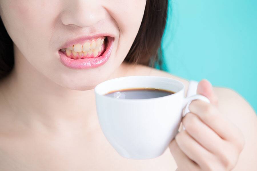 10 Cara Mencegah Gigi Kuning Meski Sering Minum Kopi atau Teh