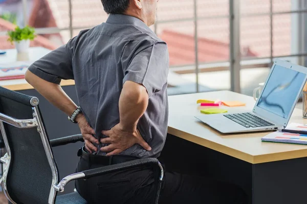 7 Cara Biar Gak Sakit Belakang Saat Lama Duduk