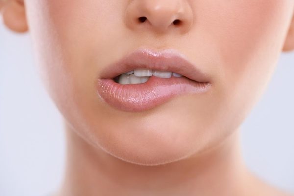 7 Kebiasaan yang Tanpa Sadar Bikin Bibirmu Rusak